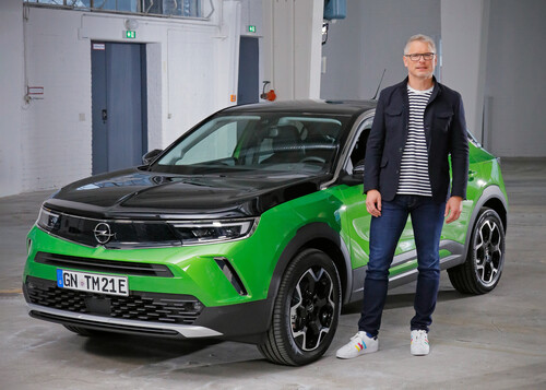 Opel-Marketingchef Albrecht Schäfer mit dem Mokka-e.