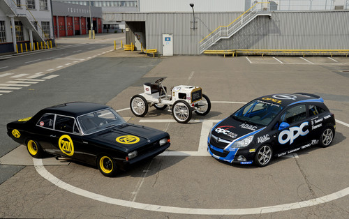 Opel Rekord C „Schwarze Witwe“ von 1968; Opel 10/12 PS Rennwagen von 1903 und der Opel Corsa D OPC, fürs Race Camp 2009 (von links nach rechts).