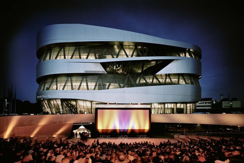 Open-Air-Kino vor dem Mercedes-Benz-Museum.