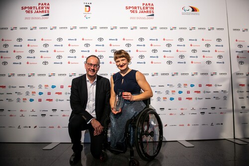 Parasportlerin des Jahres 2022: Anna-Lena Forster, Monoskifahrerin und Team-Toyota-Mitglied, mit Klaus Kroppa, Direktor Customer Experience &amp; Network Quality von Toyota Deutschland.