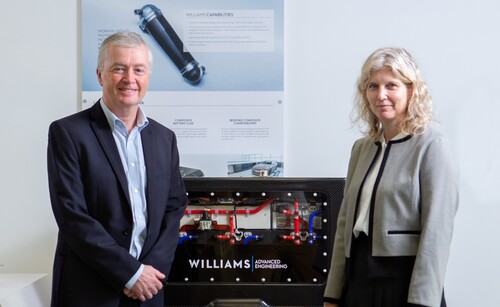 Paul McNamara, Technischer Leiter, Williams Advanced Engineering (li.), und Rebecca Yates, Vizepräsidentin Advanced Mobility &amp; Industrial Products, bp/Castrol.
