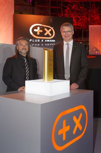 „Plus X Award“: Donat Brandt (links), Präsident des Plus-X-Awards, übergab den Pokal an Albrecht Schäfer, Leiter Produktmarketing Opel Deutschland.