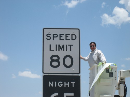 Politiker Pere Gallego wechselte in Texas eigenhändig Schilder aus, als das Tempolimit auf 85 mph erhöht wurde.