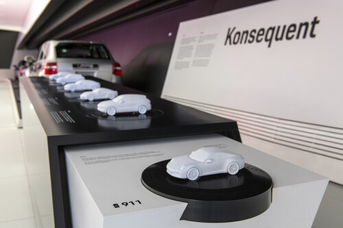 Porsche-Museum: Fahrzeugmodelle auf Drehtellern zeigen die Design-DNA der Marke.