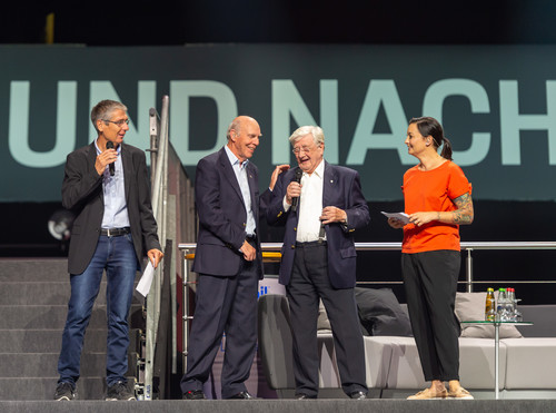 Porsche Sound Nacht 2018: Im &quot;Benzingespräch&quot;: Moderator Walter Zipser, die Rennfahrer Richard Attwood und Hans Herrmann sowie Moderatorin Lina van de Mars (von links).