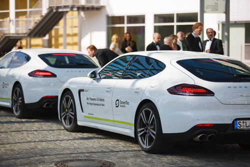 Porsche stellt die Shuttle-Fahrzeuge für die Verleihung der „GreenTec Awards“.