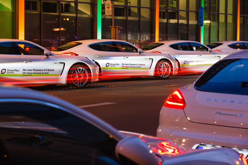 Porsche stellt die Shuttle-Fahrzeuge für die Verleihung der „GreenTec Awards“.