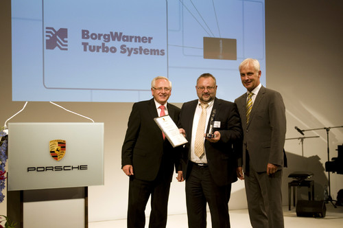 Preisverleihung Porsche Supplier Award 2012 (v.l.n.r.): Uwe-Kasten Städter (Vorstand Beschaffung, Porsche AG), Wolfgang Schneider (Geschäftsführer Borg Warner Turbo Systems GmbH), Matthias Müller Vorstandsvorsitzender der Porsche AG).