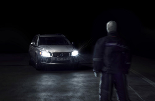 Premiere 2014 im neuen Volvo XC90: Die neue Generation des Notbremsassistenten arbeitet auch bei Dunkelheit und in der Dämmerung zuverlässig. Dabei werden Autos, Fußgänger und Radfahrer erkannt.