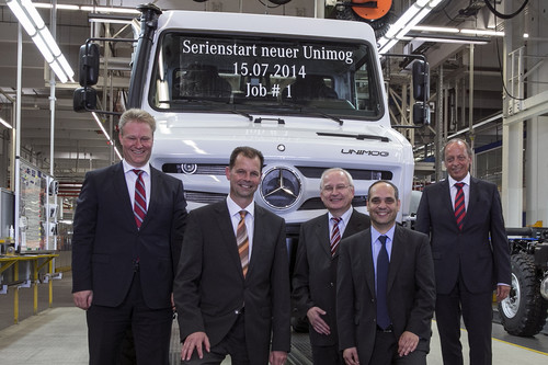 Produktionsstart des neuen hochgeländegängigen Unimog (von links): Harald Dorn, Klaus Fischinger, Karl-Heinz Pfaff, Yaris Pürsün und Walter Eisele von der Geschäftsführung von Mercedes-Benz Special Trucks.