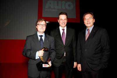 Quality Trophy (von links): Jeffrey H. Guyton (Präsident und CEO, Mazda Motor Europe), Volker Koerdt (Chefredakteur der &quot;Auto Zeitung&quot;) und Josef A. Schmid (Präsident und Geschäftsführer, Mazda Motors Deutschland).
