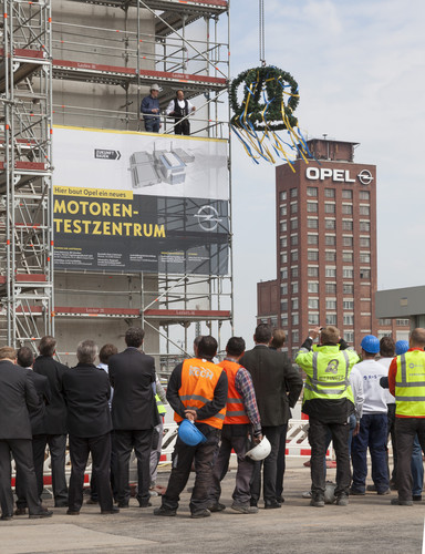 Richtfest für das neue Motorenzentrum von Opel in Rüsselsheim.