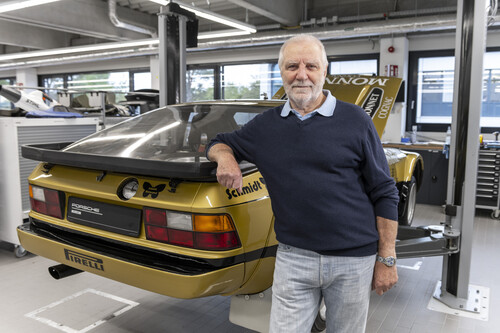 Roland Kussmaul in der Werkstatt des historischen Motorsports in Weissach.