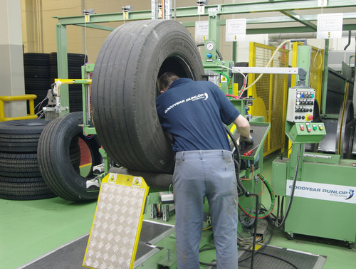 Runderneuerung von Lkw-Reifen bei Goodyear Dunlop in Wittlich.