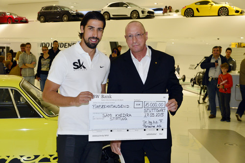 Sami Khedira nahm den symbolischen Spendenscheck von Uwe Hück, Porsche-Gesamtbetriebsratsvorsitzender, entgegen. 