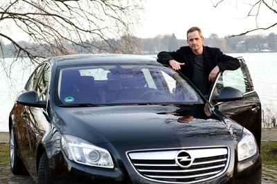 Schauspieler Tim Wilde ist vom Opel Insignia Cosmo überzeugt.