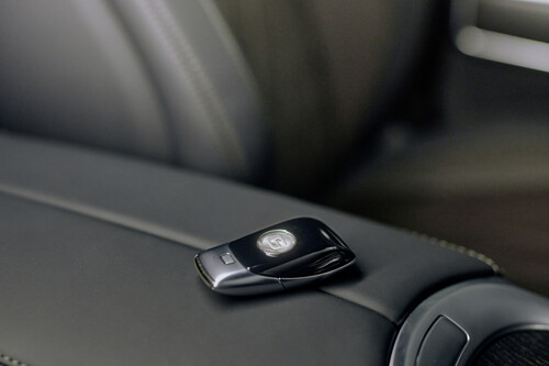 Schlüssel des Mercedes-Benz G 500, Sondermodell „Final Edition“, mit exklusiver Echtsilbermünze.
