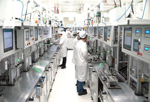 Serienproduktion des weltweit ersten vollintegrierten elektrischen Achsantriebs von Vitesco Technologies in Tianjin.