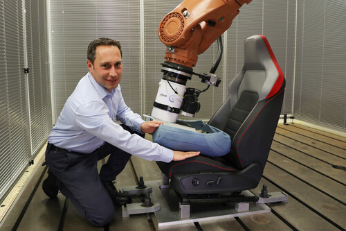 Sitech Sitz-Kompetenz aus Wolfsburg: Sitech Entwickler Thomas Asmus zeigt am Test-Roboter die Belastungszonen beim Ein- und Ausstieg.