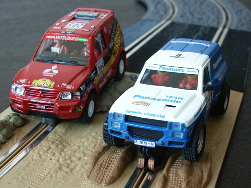 Slotcars: Mitsubishi Pajero von Ninco (l.) und SCX für die Offraod-Modellrennbahn.
