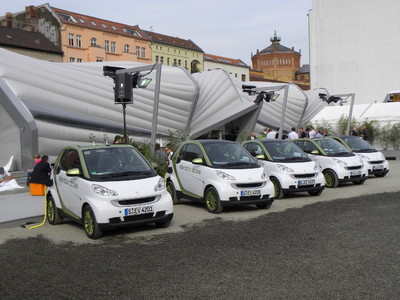 Smart Urban Stage in Berlin: Smart Electric Drive aufgereiht zur Probefahrt. 