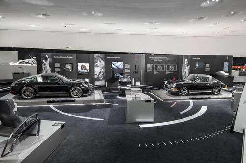 Sonderausstellung „50 Jahre Porsche Design“ im Stuttgarter Porsche-Museum mit dem Editionsmodell des Porsche 911 und dem restauriertern 911 S 2.4 Targa aus dem Jahr 1972 in ähnlicher Aufmachung.