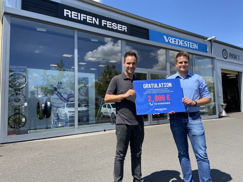 Tanken oder Spenden: Vredestein-Gebietsleiter Niklas Kretschmer (re.) übergibt den Gutschein an Tobias Gerstner, Geschäftsführer bei Reifen Feser.