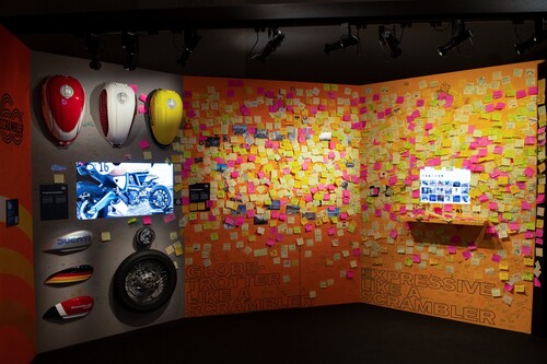 Temporäre Ausstellung „Scrambler 60th“ im Ducati-Museum mit Post-its von Besuchern.