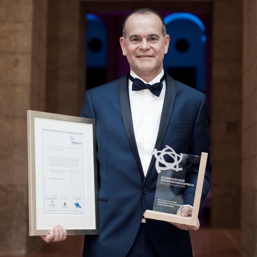 Thomas Mengelkoch, Direktor Finanzen &amp; Controlling/Recht bei Volvo Cars Germany, nimmt den Schwedischen Unternehmenspreis 2016 entgegen. 