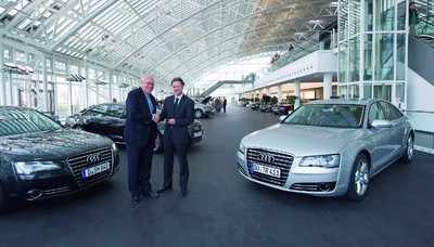 Thomas Ruhfus (links), Präsident des Fachverbandes Außenwerbung, bekommt von Martin Bayer (Leiter Verkauf an VIPs) den Schlüssel für seinen Audi A 8.