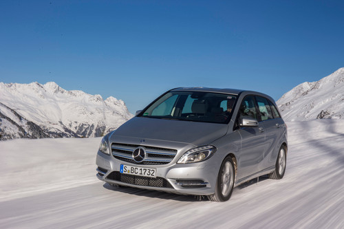 Toben im Schnee: Mercedes-Benz B-Klasse 4Matic.