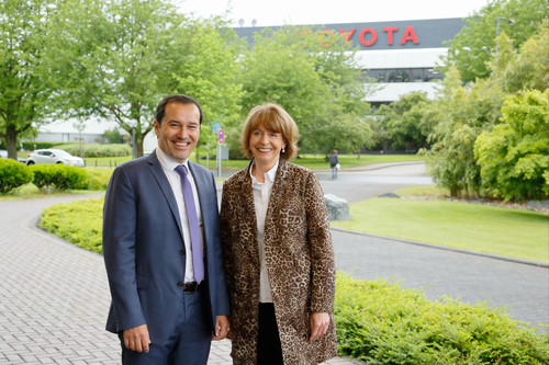 Toyota-Geschäftsführer Tom Fux und Kölns Oberbürgermeisterin Henriette Reker vor der Deutschland-Zentrale. 