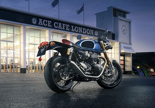 Triumph Thruxton RS, Sondermodell „Ton Up Special Edition“, vor dem Ace Café in London, das als Wiege der Café-Racer-Kultur gilt.