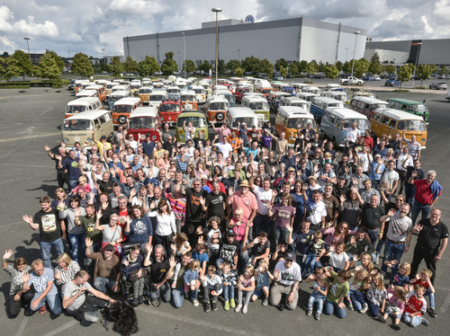 Über 100 Besitzer feierten am Werk in Hannover den 50. Geburtstag des VW T2.