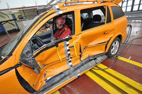 UDV-Crashtest: Zusammenstoß zwischen Pkw und SUV.