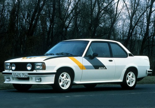 Um mit dem Opel Ascona 400 in der Gruppe 4, der damals höchsten Rallye-Klasse, teilnehmen zu können, musste Opel eine Straßenversion des Autos produzieren. Während das Rallye-Auto über einen neu entwickelten 177 kW / 240 PS starken Vierventiler verfügte, hatte das Homologationsmodell lediglich eine 103 kW / 140 PS starke Version des 2,4-Liter-Aggregats unter der Haube.
