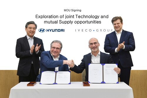Unterzeichnen ein Memorandum of Understanding (von links): Hyundai-Präsident Jaehoon Chang, Hyundai-Nutzfahrzeugchef Martin Zeilinger, Iveco-Technikvorstand Marco Liccardo und Iveco-CEO Gerrit Marx.