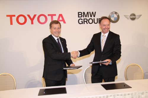 Unterzeichneteten den Liefervertrag: Toyotas Europa-Chef Didier Leroy (links) und BMW-Vertriebsvorstand Dr. h.c. Ian Robertson.