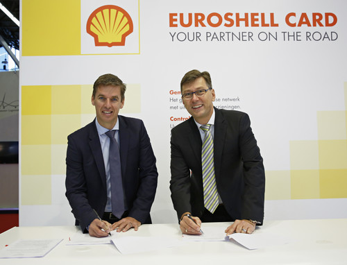 Unterzeichnung der Vereinbarung: Andreas Lips,Shell  Marketing Manager Western Europe, und Thomas Schmidt, Managing Director, Tom-Tom Telematics.
