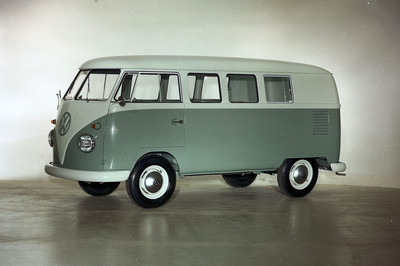 Vier Monate nach dem Produktionsbeginn wird im Juni 1950 der Kombi vorgestellt. Bis zu acht Personen finden in ihm Platz.