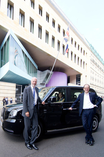 V.l.n.r.: Carl-Peter Forster und der britische Botschafter Sir Sebastian Wood vor der Britischen Botschaft.