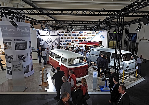 Volkswagen zeigt auf der Techno Classica eine Bulli-Restaurierung live.