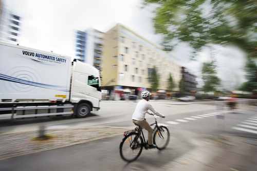 Volvo hat ein System entwickelt, das im Lkw alle 25 Millisekunden einen 360- Grad-Scan der Umgebung macht: Bei Bedarf schlägt das System Maßnahmen zur Unfallvermeidung vor, zum Beispiel bei drohenden Kollisionen mit Fahrradfahrern. 