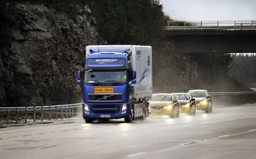 Volvo hat erfolgreich an einer automatisierten Kolonnen-Testfahrt teilgenommen.