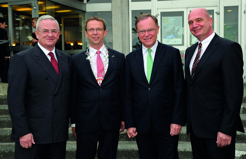 Von links: Prof. Dr. Martin Winterkorn, Wolfsburgs Oberbürgermeister Klaus Mohrs, Stephan Weil, Ministerpräsident von Niedersachsen, Bernd Osterloh, Vorsitzender des Gesamt- und Konzernbetriebsrats.