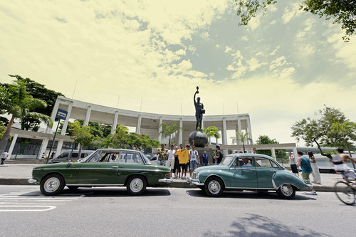 Vor dem historischen Haupteingang des Maracanã-Stadions in Rio de Janeiro: DKW Fissore (links) und DKW Belcar. 