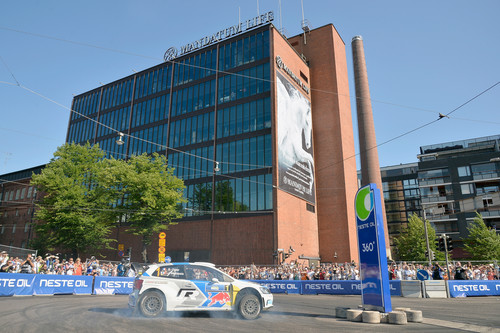 Vor der Rallye Finnland: Der Volkwagen Polo R WRC zeigt sich in Jyväskylä schon einmal den Zuschauern.