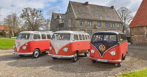 VW Bulli &quot;Samba&quot;, Frontansicht der verschiedenen Modelle 1965 - 1962 - 1954 (von links nach rechts).
