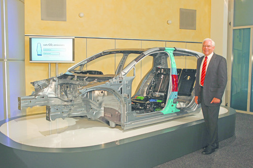 VW-Entwicklungsvorstand Dr. Ulrich Hackenberg an einer Rohkarosserie des neuen Golf.
