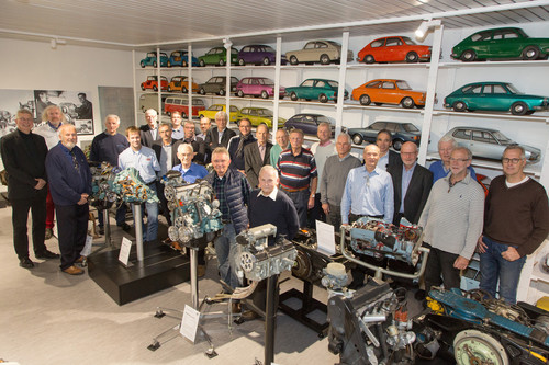 VW-Museumsleiter Eberhard Kittler (ganz links außen) im Kreise der zumeist ehemaligen Aggregateentwickler von Volkswagen, die den Aufbau des Motoren-Kabinetts mit ihrem Fachwissen maßgeblich unterstützt haben. Im Hintergrund ist das Regal mit den Farbmustermodellen zu sehen.